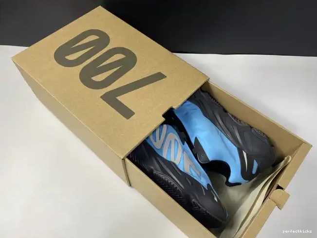 'Bright Boost Cyan' Yeezy 700 GZ3079 MNVN ADIDAS 0502